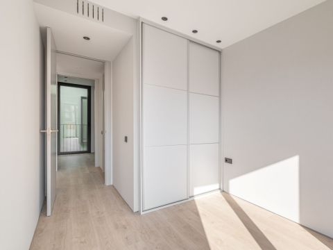 Posuvné vs. pantové dveře: Které řešení je pro vás lepší?