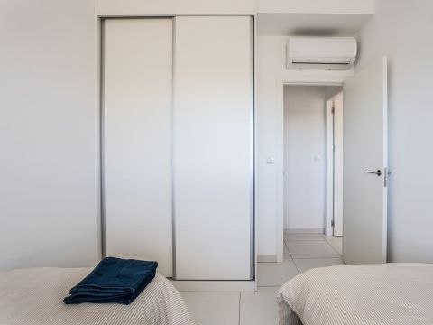 Řešení pro malé byty: Vestavěná skříň od podlahy ke stropu