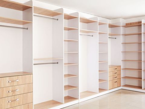 Jak optimalizovat vnitřní uspořádání vestavěné skříně pro maximální úložný prostor