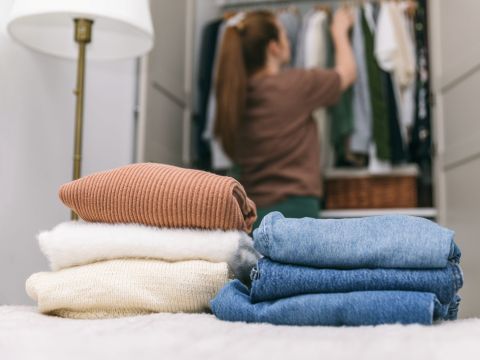 Jak vestavěná skříň pomůže s organizací sezónního oblečení