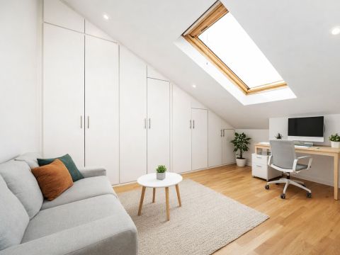 Jak vyřešit úložný prostor v podkroví pomocí vestavěné skříně