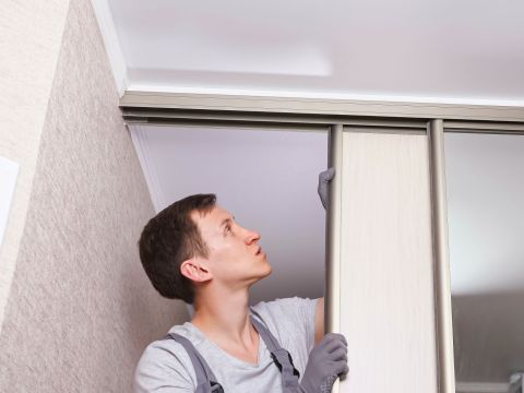 Jak probíhá výroba vestavěné skříně na míru krok za krokem